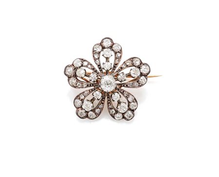 
Spilla antica a fiore in oro, argento e diamanti 
 Diametro cm 2,5