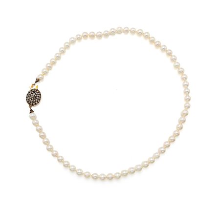  
Collana in perle con chiusura in oro, argento e diamanti 
 Lunghezza cm 47