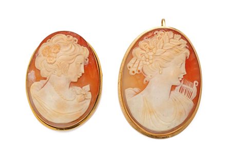  
Lotto di due spille pendenti in oro e cammei 
 cm 5,5 x 4 / 4,5 x 3
