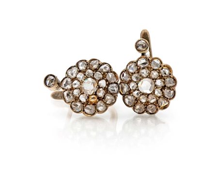 
Coppia di orecchini a monachina in oro e diamanti 
 cm 1,5 x 1