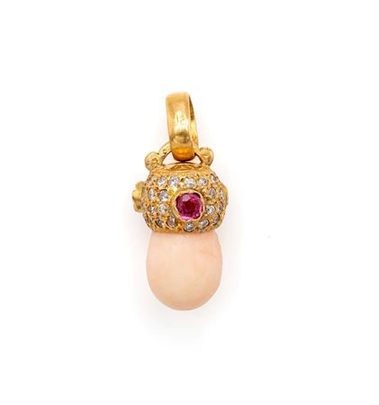  
Pendente in oro, corallo, diamanti e rubini. 
 cm 2,5