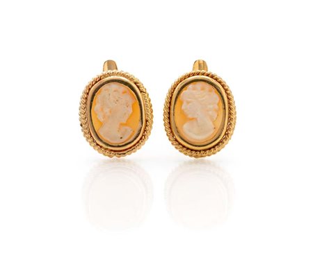  
Coppia di orecchini in oro e cammei 
 cm 2 x 1