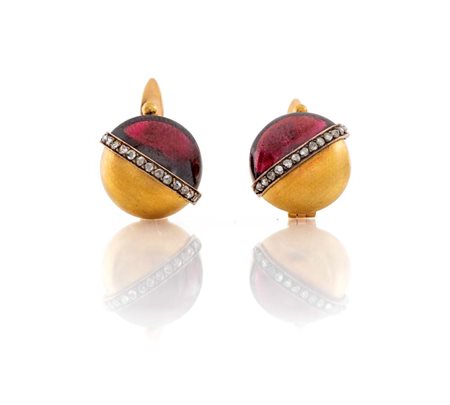  
coppia di orecchini a monachina in oro, granati e diamanti 
 Diametro cm 1,5