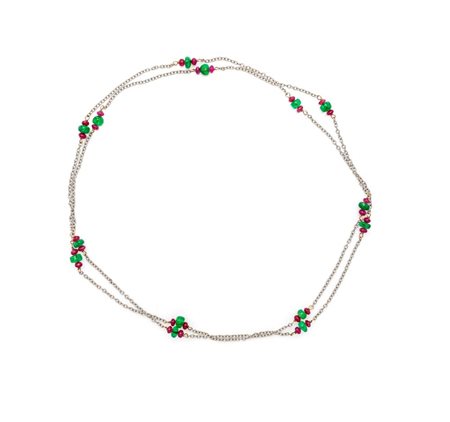  
Lunga collana a laccio in platino, smeraldi e rubini 
 Lunghezza cm 74