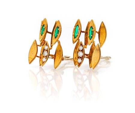  
Coppia di orecchini in oro, diamanti e pietre verdi 
 cm 2,5 x 2