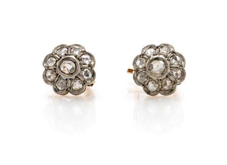  
Coppia di orecchini a monachina in oro, platino e diamanti 
 cm 1 x 1
