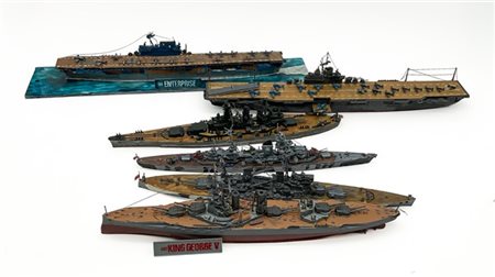Lotto formato da 6 modellini "diorama" di varie navi da combattimento. La più g