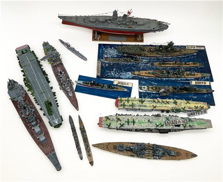 Lotto formato da 13 modellini "diorama" di navi militari giapponesi. La più gra