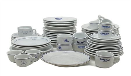 Lotto formato da:
N°1 piatto piano in porcellana, Moby Lines, Radif Porcelain d