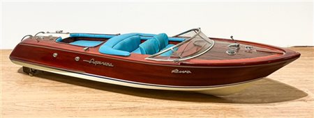 Riva. Modello di Aquarama in legno, pelle e metallo, su base ebanizzata (cm 86x