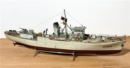 Modellino nave militare canadese corvetta HMCS Snowberry (K166), con base, cm 9
