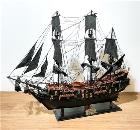 Modellino di veliero pirata in legno dipinto in policromia (cm 86x80x25) (difet