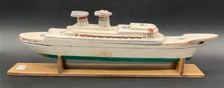 Modello del transatlantico "Michelangelo" in ceramica policroma, su base in leg