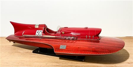 Ferrari. Modello di scafo Nando dell'Orto (cm 86x28x42) (difetti)