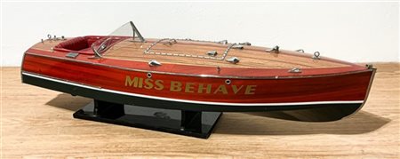 Modello di scafo ''Miss Behave'' in legno, pelle e metallo, su base ebanizzata