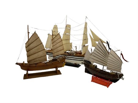 Lotto formato da:
N°1 modellino in plastica nave scuola Amerigo Vespucci (cm 70