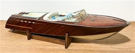 Riva. Modello di aquarama in legno, pelle e metallo, su base in legno (cm tot 8