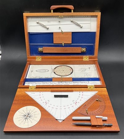 Micron. 
Kit da carteggio nautico in custodia di legno, produzione moderna (cm