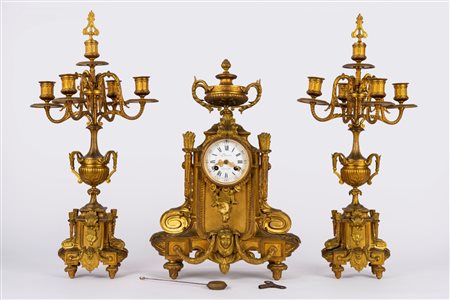 Trittico composto da pendola e due candelabri in bronzo dorato Napoleone III, fine XIX secolo
