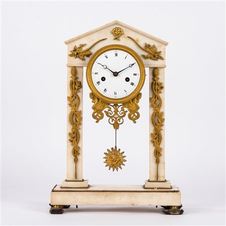 Pendola a timpano in alabastro e bronzo dorato, secolo XIX