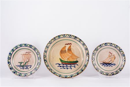 Due piatti e un piatto da portata in maiolica, Vietri