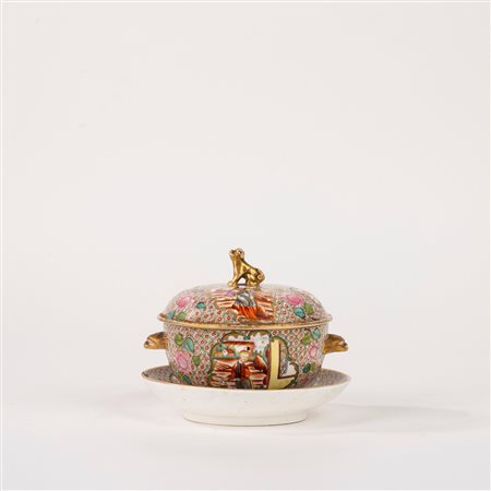 Tazza da puerpera in porcellana dipinta in policromia con scene di corte, Cina secolo XX