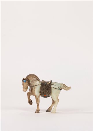 Cavallino in pietra dura verde, con sella in filigrana d'argento