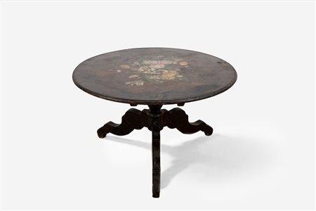 Tavolino basso in legno laccato con piano dipinto a bouquet di fiori, secolo XIX