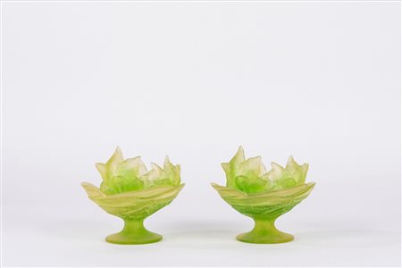 Coppia di coppe in vetro verde a forma di foglia, Daume, Francia, inizi secolo XX