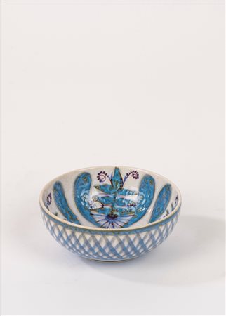 Ciotola in ceramica con motivi floreali e geometrici nei toni del celeste, Mariane Johnson per Royal Copenaghen, 1960 circa