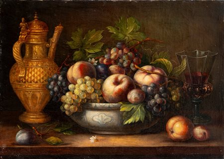 Scuola italiana, secolo XX - Pesche e uva in un piatto di porcellana, bicchiere e brocca su un tavolo