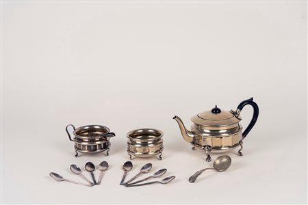 Servizio da tè composto da teiera, lattiera e zuccheriera in silverplate, Inghilterra XX secolo