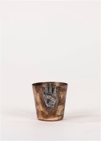 Gucci - Bicchierino in metallo con applicata decorazione a guisa di mano