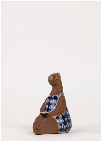Lisa Larson (Härlunda 1931 - Nacka 2024)  - Scultura in ceramica con ragazza che legge "Amalia", Gustavsberg Stoccolma
