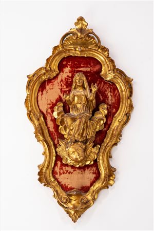 Bassorilievo in legno intagliato e dorato raffigurante Madonna in gloria su testa di cherubino, secolo XVIII