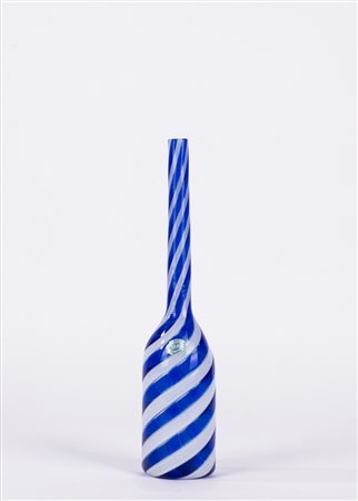 Fratelli Toso - Bottiglia a canne ritorte in vetro di Murano bianco e blu, anni '50 -'60 del Novecento