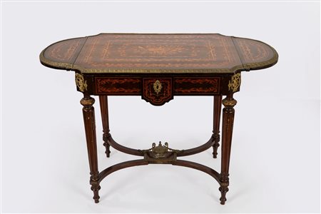 Tavolino con alette in legno intarsiato con finiture in bronzo dorato, fine secolo XIX