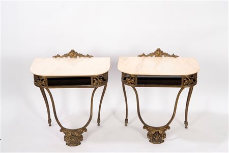Coppia di eleganti comodini con struttura in bronzo e piani in marmo bianco, fine secolo XIX