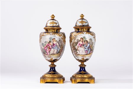 Coppia di vasi pot-pourri con coperchio in porcellana policroma e dorata, Manifattura di Sèvres, XIX secolo