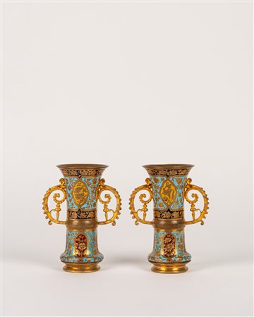 Coppia di vasetti biansati in bronzo dorato e smalti, Francia fine secolo XIX