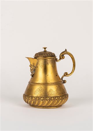 Caraffa in rame dorato, inciso e sbalzato, Germania secoli XVIII - XIX