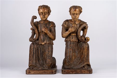 Coppia di antichi angeli in legno intagliato e laccato