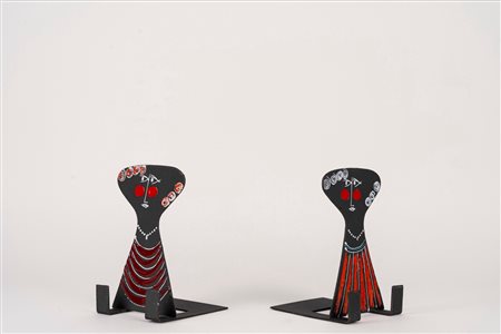 Coppia di reggilibri in ferro brunito, dipinto e smaltato, Scandinavia anni '60 del Novecento