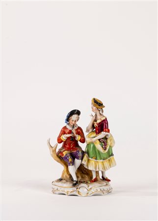 Gruppo scultoreo in porcellana di Capodimonte raffigurante coppia galante 