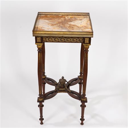 Gueridon in legno intagliato con finiture in bronzo dorato, fine secolo XIX