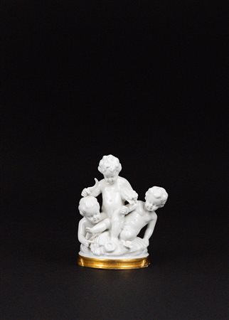 Gruppo scultoreo in porcellana bianca di Capodimonte raffigurante puttini che mietono il grano (Estate)