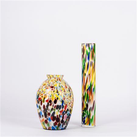 Due vasi in vetro di Murano con inclusioni multicolore