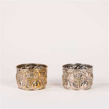 Coppia di ciotole in silverplate decorate con motivi a tralci d'uva e pere