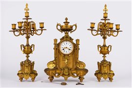 Trittico composto da pendola e due candelabri in bronzo dorato Napoleone III, fine XIX secolo