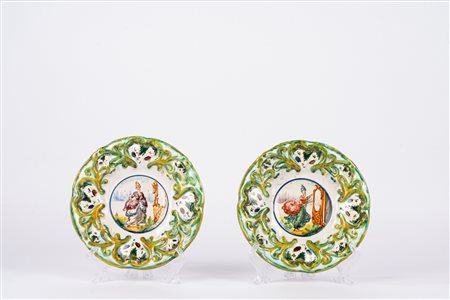 Coppia di piatti in ceramica policroma